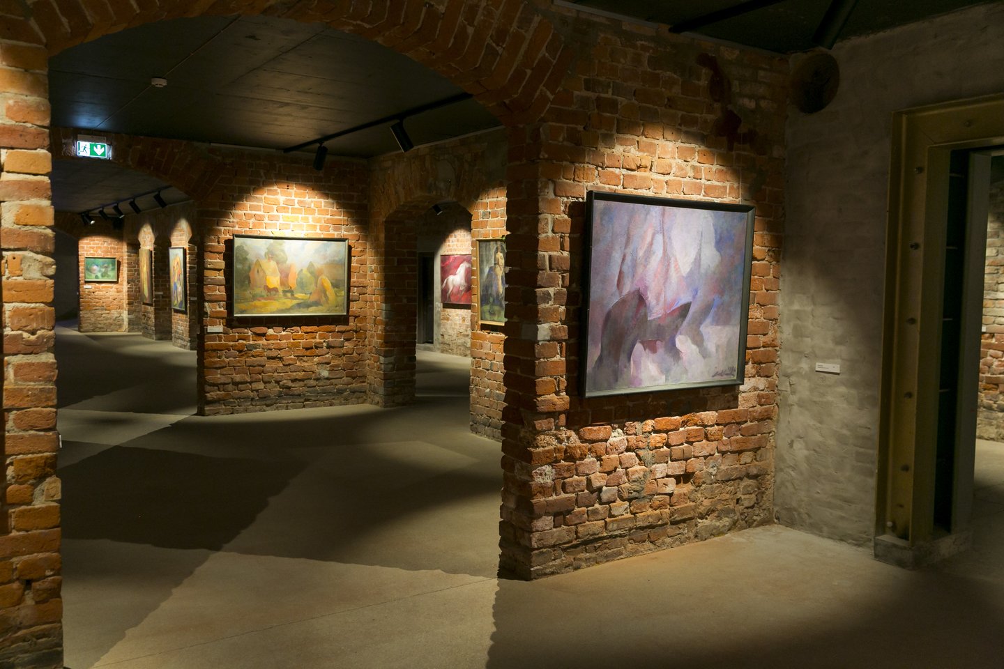 Pasak galerijos vedėjos Astros Dzėrvės, viešbučio atgimimas prasidėjo nuo rūsyje įrengtos paveikslų galerijos.<br> T.Bauro nuotr. 