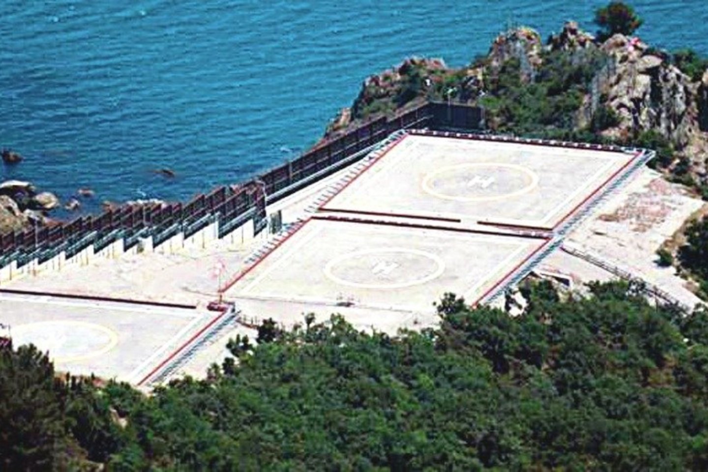 Aikštelė trims sraigtasparniams, ledo arena, dziudo ringas – neabejojama, kad vilą Krymo pusiasalyje statosi Kremliaus šeimininkas V.Putinas.