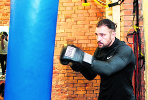 Boksininko Daugirdo Šemioto pergalių alkio nenumalšino net dvi avarijos