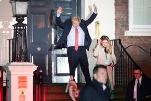 Rinkimai Jungtinėje Karalystėje: triuškinamą pergalę švenčia B. Johnsono toriai, Leiboristams – istorinis smūgis