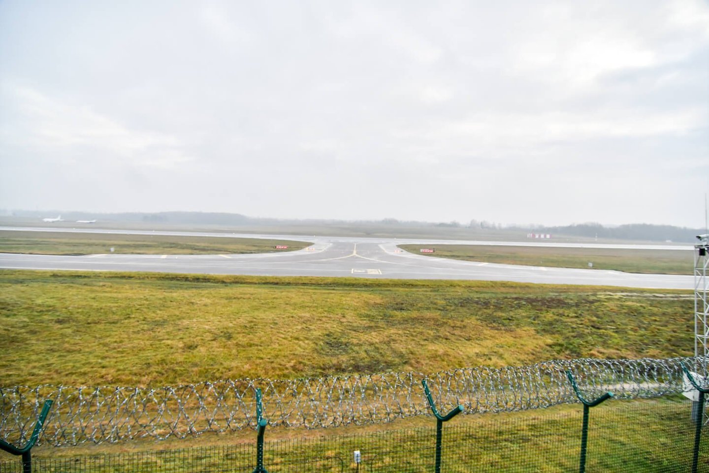 Be didelių fanfarų, šalia Vilniaus oro uosto, baigta įrengti lėktuvų stebėjimo aikštelė.<br>E.Čingos / www.madeinvilnius nuotr.