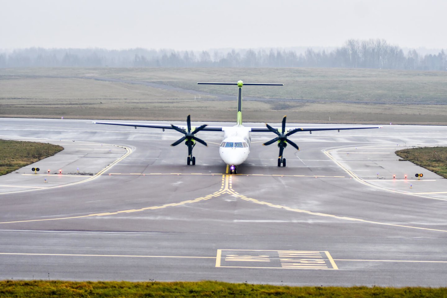 Be didelių fanfarų, šalia Vilniaus oro uosto, baigta įrengti lėktuvų stebėjimo aikštelė.<br>E.Čingos / www.madeinvilnius nuotr.