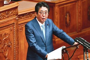 Japonijos premjeras dėl įtemptos saugumo situacijos planuoja atšaukti vizitą į Indiją