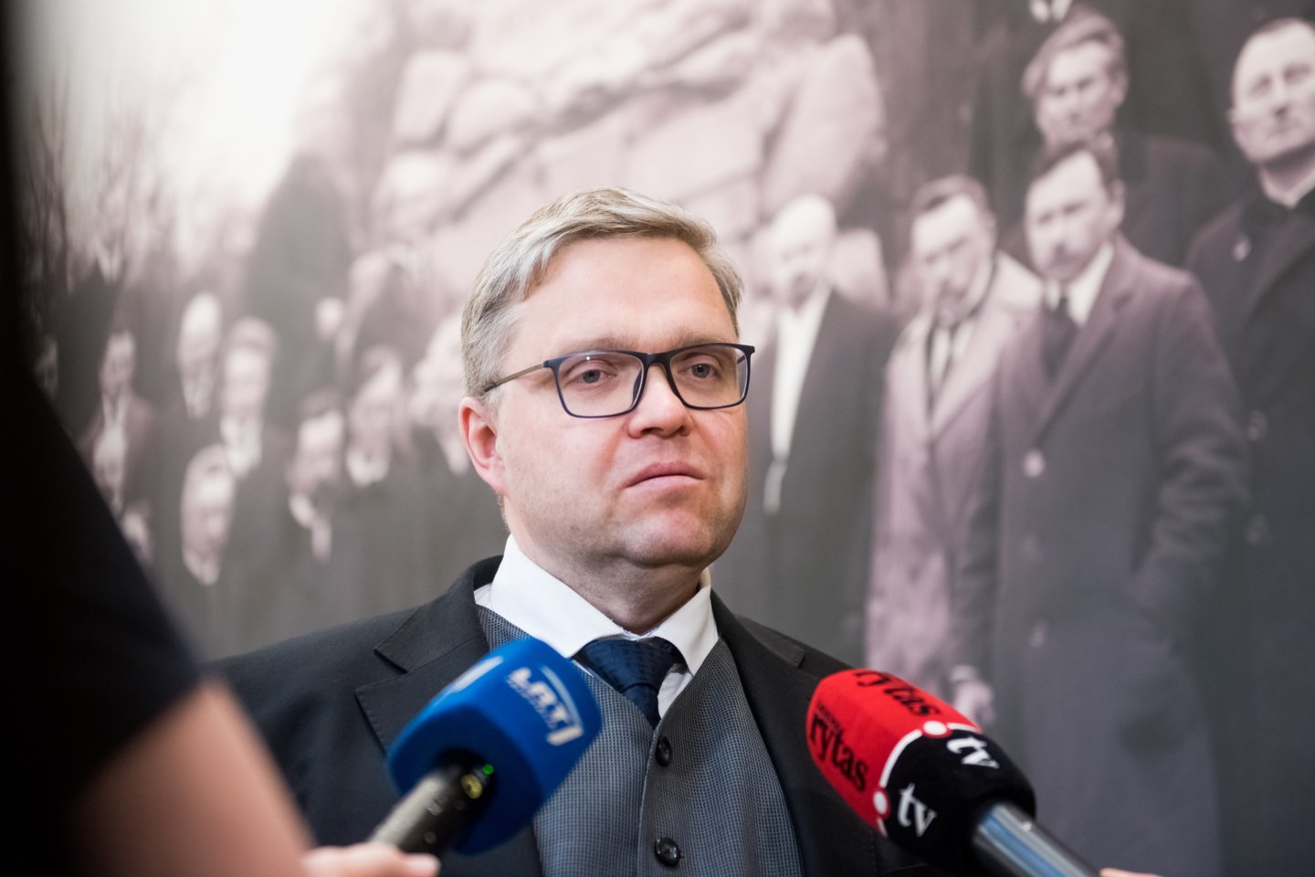Kitų metų valstybės biudžeto priėmimas vyksta chaotiškai, sako Lietuvos banko valdybos pirmininkas. Pasak Vito Vasiliausko, visi mokesčių pakeitimai turi įsigalioti po šešių mėnesių nuo jų priėmimo ir tik išimtiniais atvejais tai gali vykti greičiau.