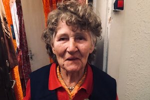 Vienišiems seneliams kepė po pyragą