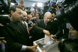 Alžyro prezidento rinkimus laimėjo buvęs šalies premjeras Abdelmadjidas Tebboune'as