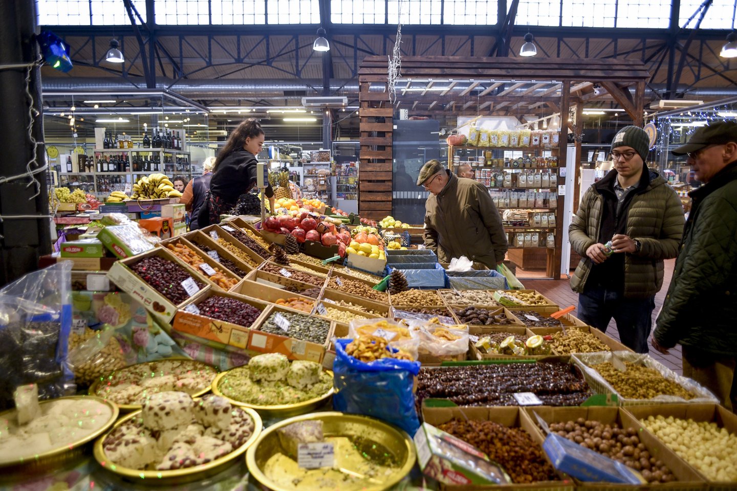 Halės turguje – didžiulis ir šviežių, ir džiovintų vaisių pasirinkimas.<br> V.Ščiavinsko nuotr.