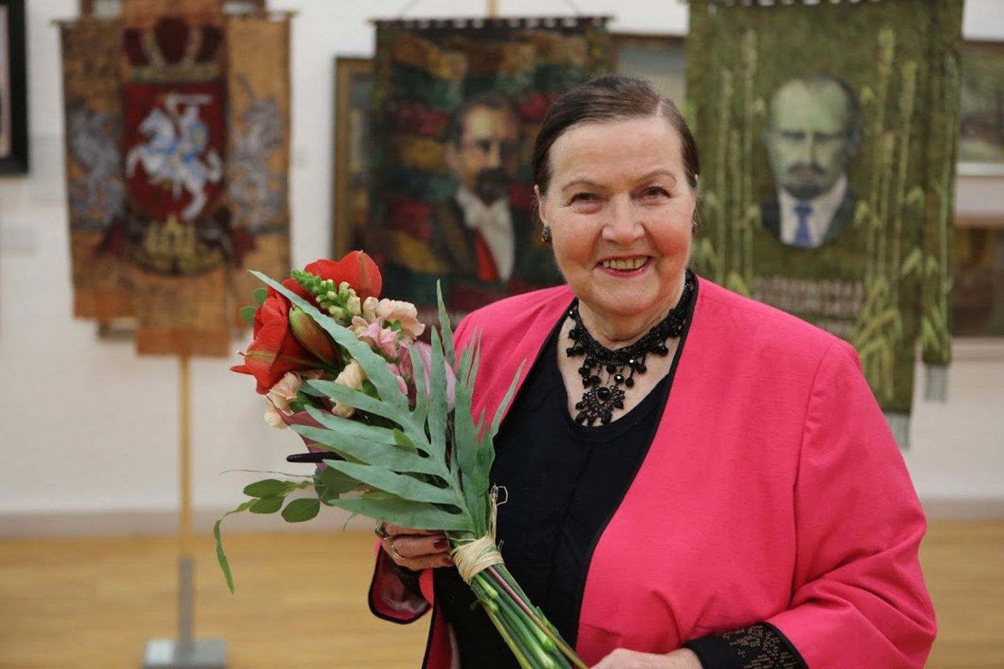 S.Kanaverskytė Klaipėdos galerijoje pristatė savo naują istorinių vėliavų parodą "Lietuvos prezidentai". <br>"Vakarų ekspreso" nuotr. 