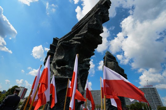 Lenkijoje dėl antisemitizmo kurstymo suimtas kraštutinių dešiniųjų lyderis, buvęs kunigas Jacekas Miedlaras