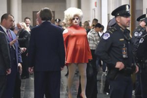 „Drag“ karalienės kyla į kovą: „Politikai gyvena gyvenimą, valdomą baimių“