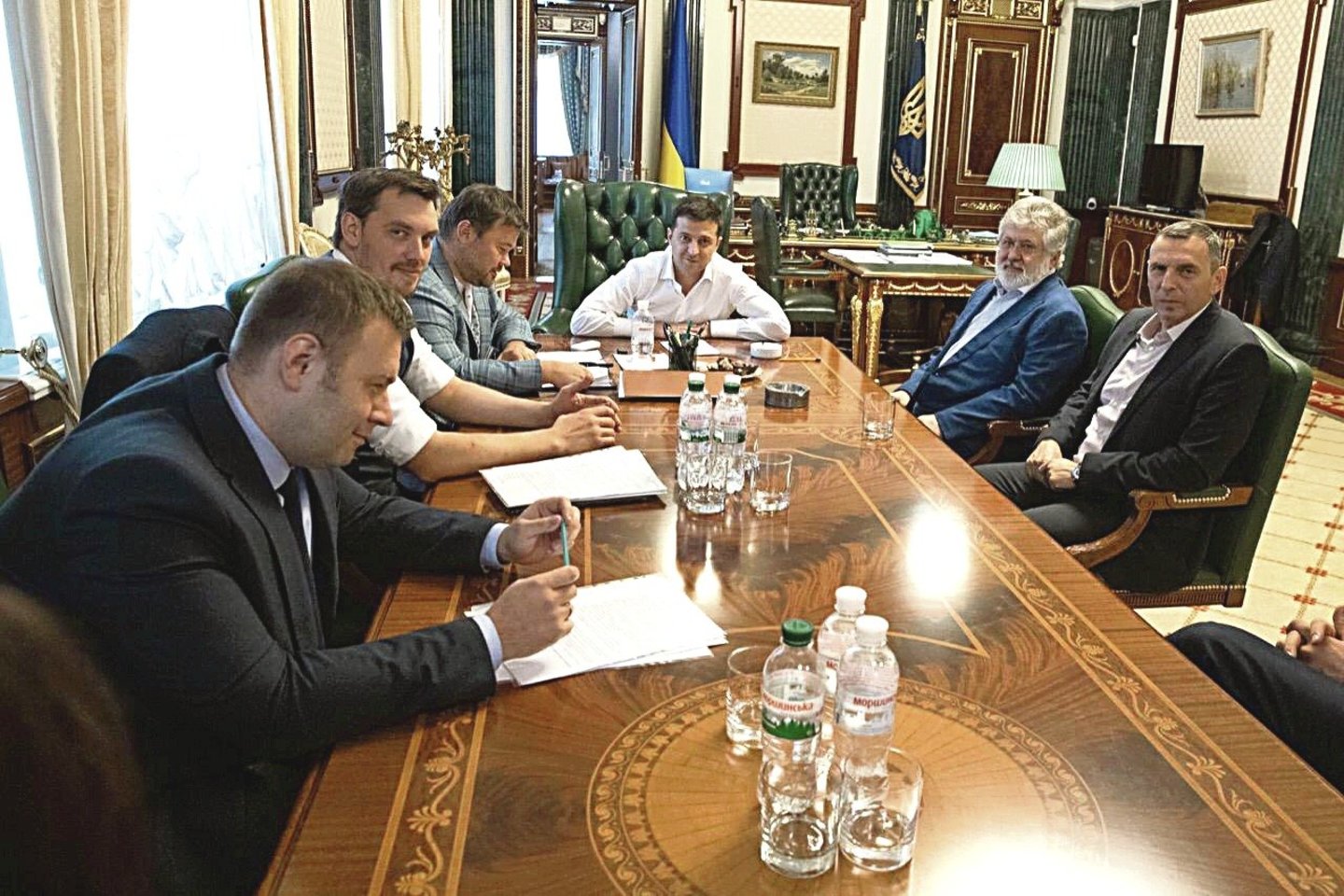 V.Zelenskis sako, kad su I.Kolomoiskiu (antras iš dešinės) nesipyksta, bet ir per daug nesibičiuliauja, tačiau oligarchas pasakoja iškart po jo išrinkimo grįžęs į Ukrainą. Kai rugsėjį įvyko oficialus jųdviejų susitikimas, šalyje kilo pykčio banga.<br>„Reuters“/„Scanpix“ nuotr.