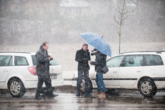 Orai savaitgalį bus apniukę, lietus maišysis su sniegu