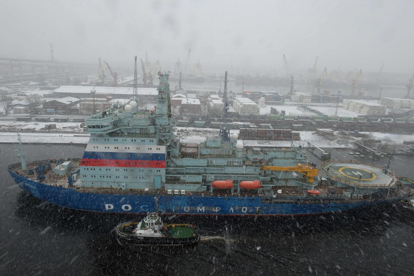 Rusijos atominis ledlaužis „Arktika“ sugrįžo į Sankt Peterburgą po dvi dienas trukusių bandymų<br> AFP/„Scanpix" nuotr.