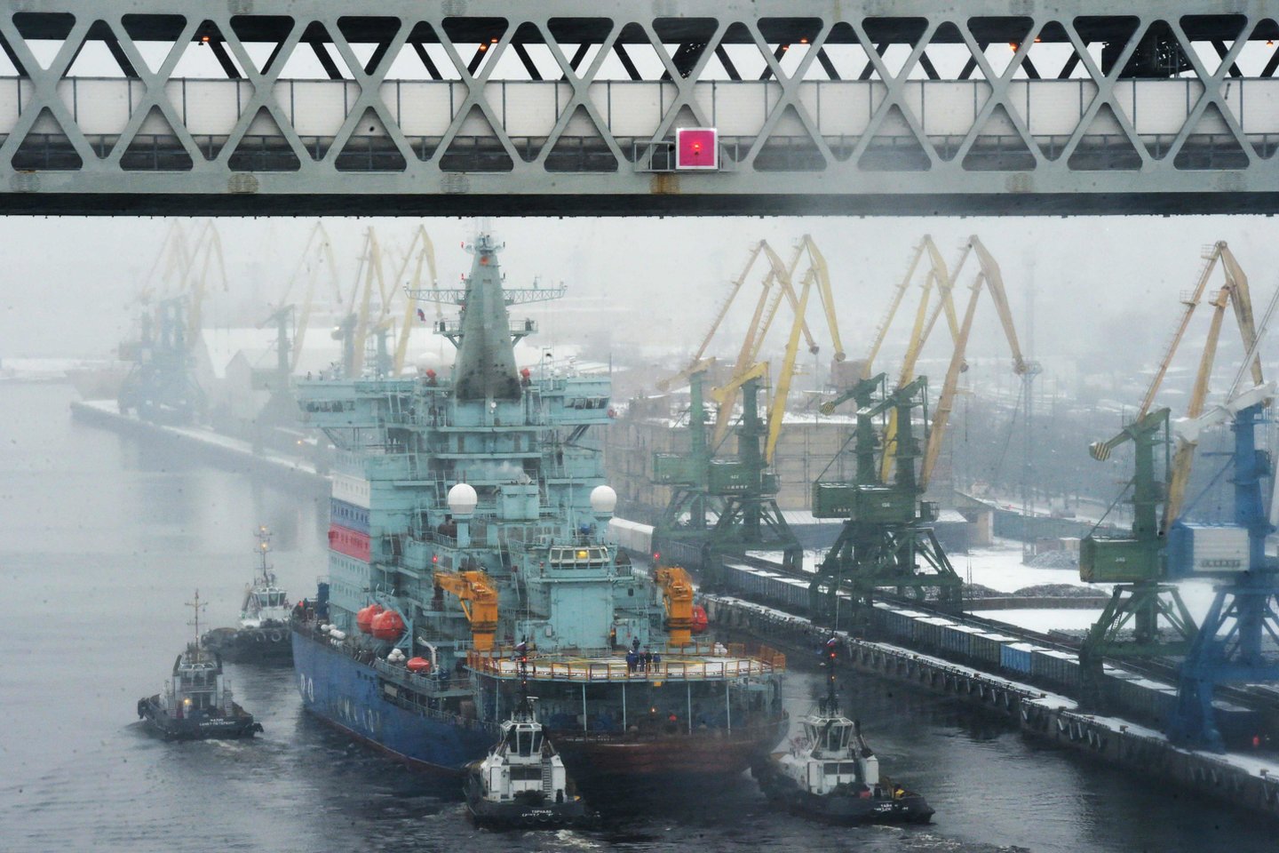 Rusijos atominis ledlaužis „Arktika“ sugrįžo į Sankt Peterburgą po dvi dienas trukusių bandymų<br> AFP/„Scanpix" nuotr.