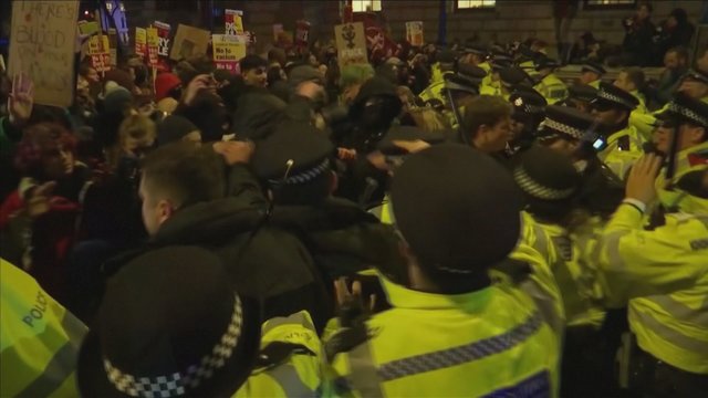 Londone surengtas protestas prieš premjerą B. Johnsoną – neišvengta kraujo
