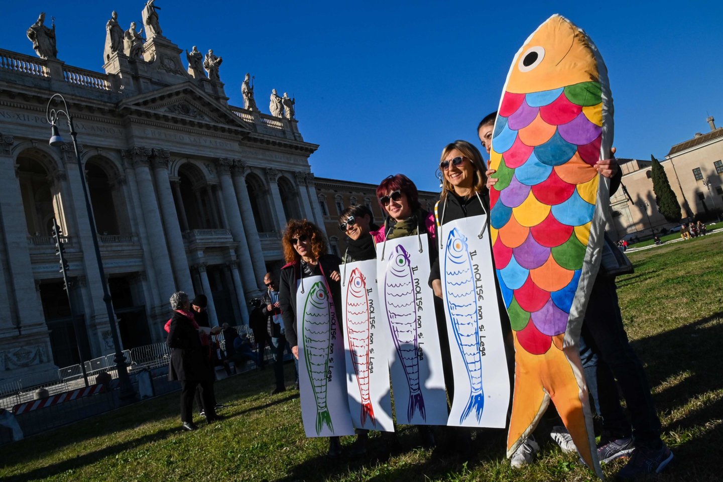  Italijos „sardinės“ renkasi Romoje į mitingą prieš kraštutinius dešiniuosius.<br> AFP/„Scanpix" nuotr.