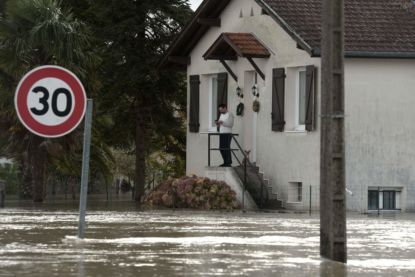 Prancūzijoje smarkūs vėjai ir liūtys be elektros paliko 60 tūkst. namų.  <br> AFP/„Scanpix" nuotr.
