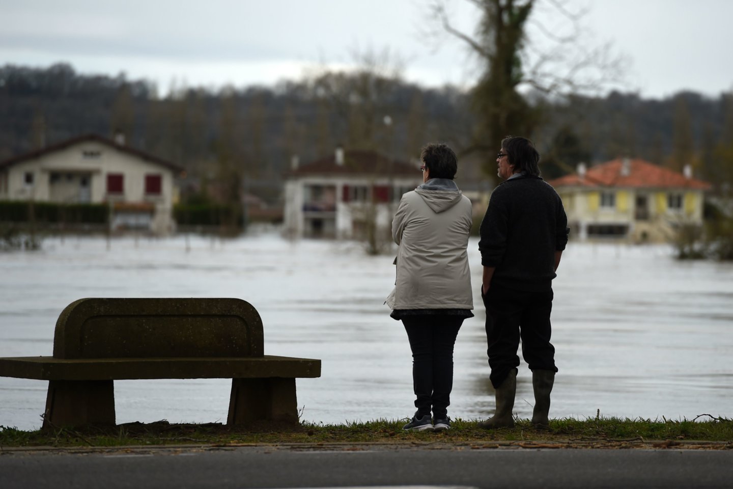Prancūzijoje smarkūs vėjai ir liūtys be elektros paliko 60 tūkst. namų.  <br> AFP/„Scanpix" nuotr.