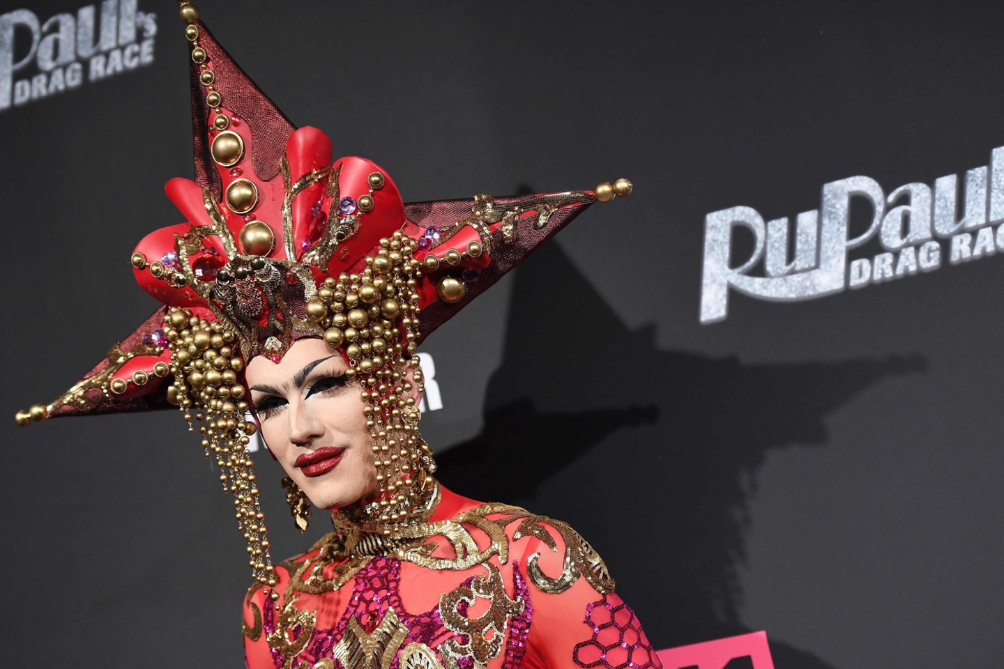 Realybės šou „RuPaul’s Drag Race“ laimėtoja Sasha Velour kovoja už „drag“ teises ir prieš diskriminaciją. O baltaplaukė Pissi Myles Kongrese darbuojasi kaip komentatorė vienam „drag“ portalui.<br>AFP/„Scanpix“ nuotr.