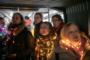 Sostinės viešajame transporte choras padovanojo kalėdinę gyvos muzikos staigmeną