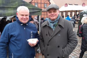 Teatro aikštėje su klaipėdiečiais košę žvaliai kabino ir meras Vytautas Grubliauskas