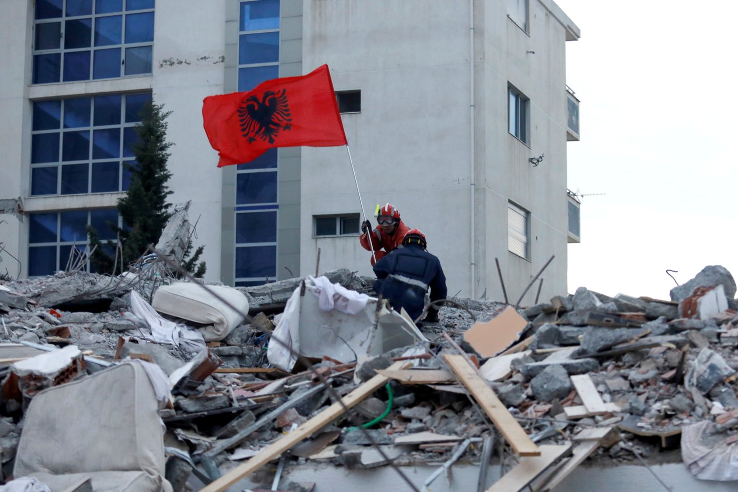 Albanijoje žemės drebėjimas pražudė daugiau negu pusšimtį žmonių.