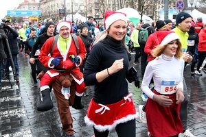 Į Vilniaus centrą suplūdo šimtai bėgiojančių Kalėdų senelių ir spalvingų personažų