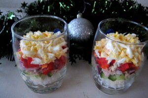 Sluoksniuotos tuno salotos, be kurių neapsieina nė viena šventė