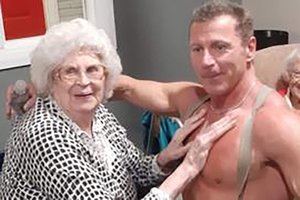 Išpildė senelės norą: 89 metų moteriai pakvietė striptizo šokėją