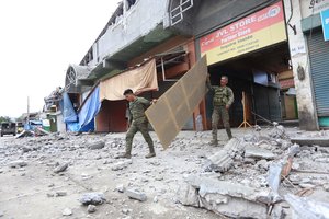 Filipinuose žemės drebėjimas pražudė mažiausiai tris žmones, sugriuvusiame pastate ieškoma išgyvenusiųjų