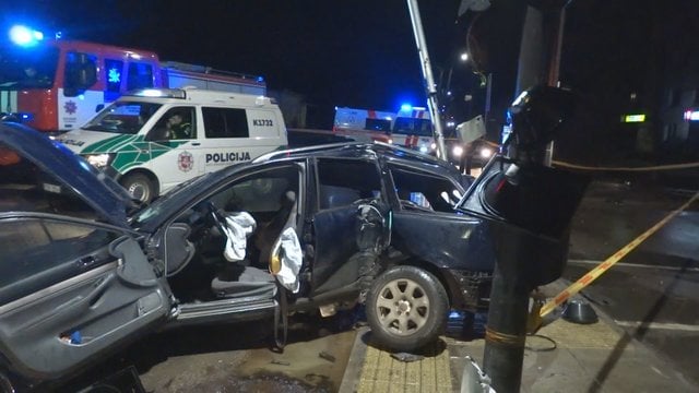 Kaune girtas vairuotojas rėžėsi į stulpą: „Audi“ perlūžo pusiau, žuvo keleivis