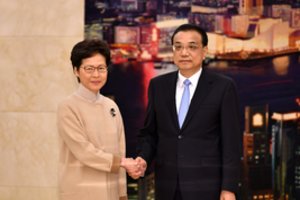 Kinija reiškia „tvirtą paramą“ Honkongo lyderei