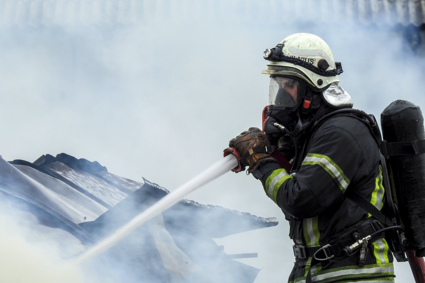 Priešgaisrinės apsaugos ir gelbėjimo departamentui (PAGD) siūloma 800 tūkst. eurų didinti asignavimus ir skirti juos darbo priemonėms gesinant gaisrus.<br>V.Ščiavinsko nuotr.