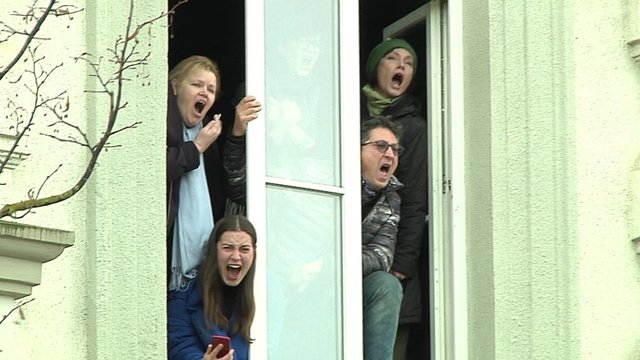 Iš LMTA balkono pasigirdo šauksmas: protestuoja dėstytojai ir studentai