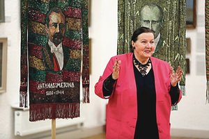 Iš menininkės vėliavų žvelgia visi Lietuvos prezidentai, tarp jų – V.Landsbergis