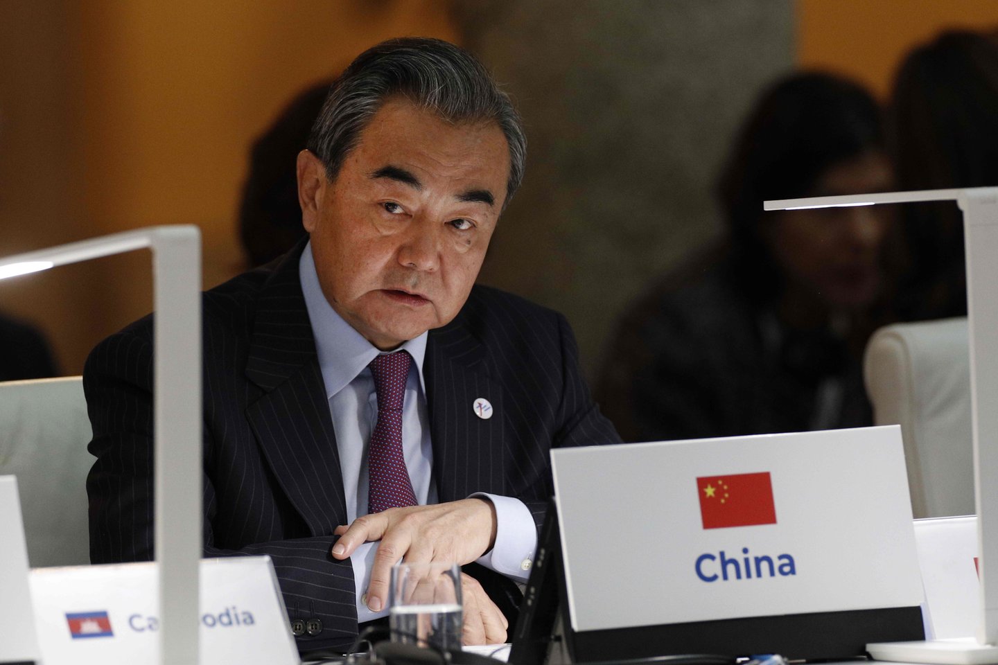  ​Kinijos teikia pirmenybę savo santykiams su Europa, pareiškė šalies užsienio reikalų ministras Wang Yi, pabrėždamas Pekino bandymus sumažinti priklausomybę nuo Jungtinių Valstijų po daugiau nei metus trukusio prekybos karo, rašo naujienų agentūra „Reuters“.<br>AFP/Scanpix nuotr.