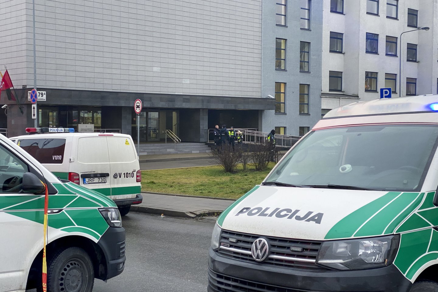Evakuacija iš Vilniaus miesto apylinkės teismo.<br>V.Ščiavinsko nuotr.