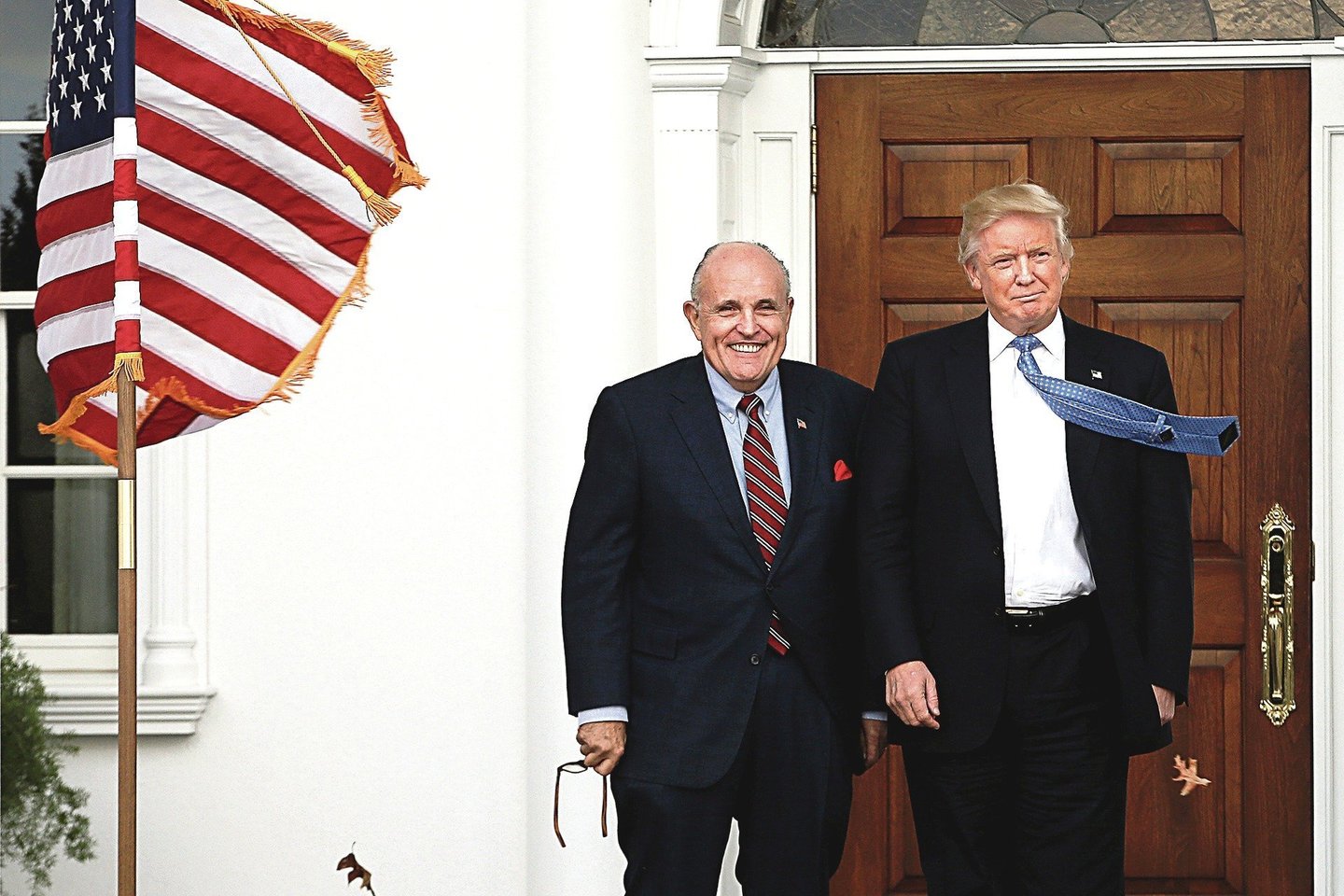 ​JAV prezidentas Donaldas Trumpas stojo ginti savo asmeninio advokato Rudy Giuliani dėl jo kelionės į Ukrainą ir pareiškė, kad jis lankėsi ten dėl meilės savo šaliai, praneša žiniasklaida.<br>„Reuters“/„Scanpix“ nuotr.