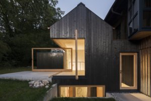 Padidino būstą: ant jo užkėlė 80 kv. metrų juodąjį namą