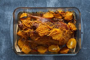 Neapsakomai skani antis baltojo vyno ir apelsinų padaže 