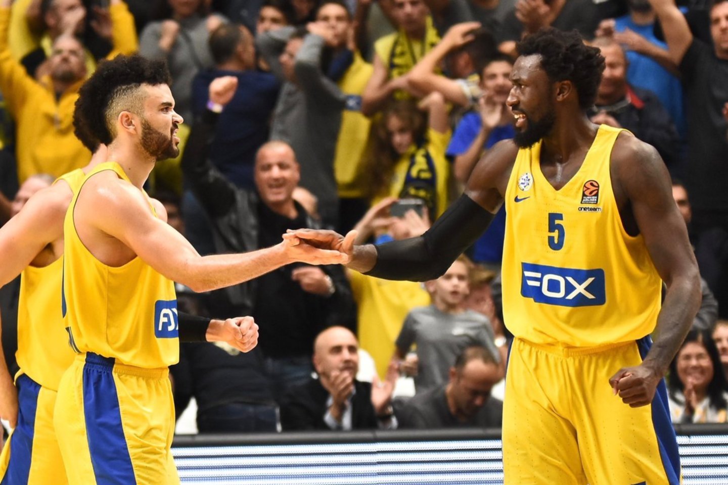„Maccabi“ krepšininkai sveikina vienas kitą.