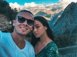 „Muzikinės kaukės“ dalyvei Iglei Bernotaitytei pasirodymams ruoštis padeda širdies draugas Tadas Juodsnukis