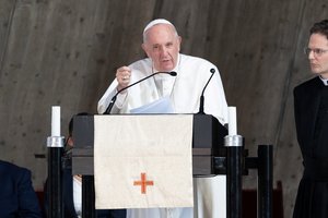 Popiežius Pranciškus panaikino popiežiškąją paslaptį seksualinio išnaudojimo bylose