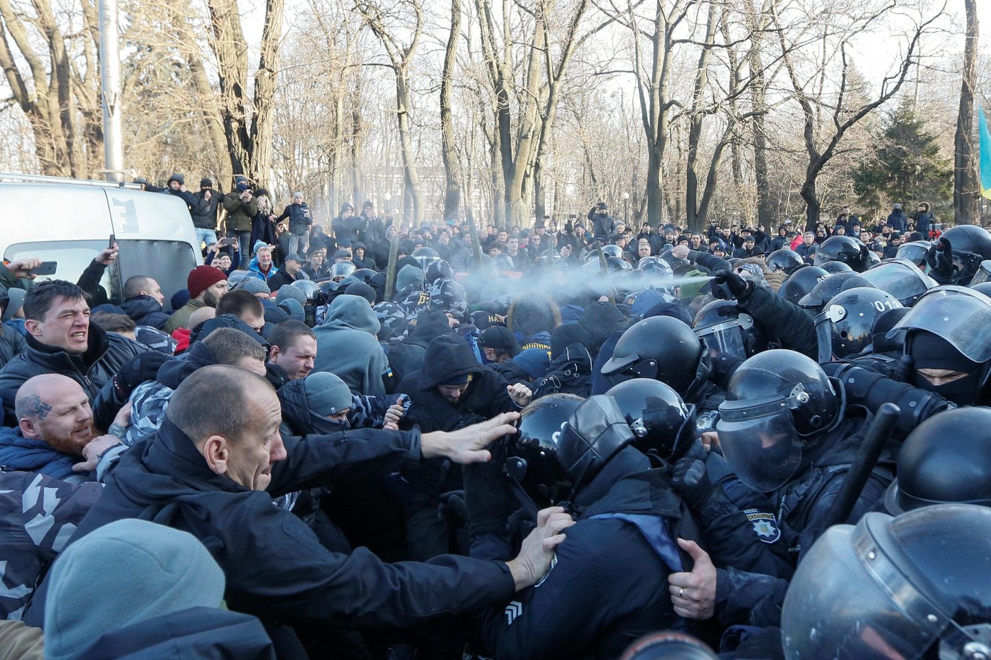 Į protestą Kijeve susirinko tūkstančiai dalyvių, tarp jų ir ūkininkai bei kariškiai nacionalistai.<br>„Scanpix“/„Reuters“ nuotr.