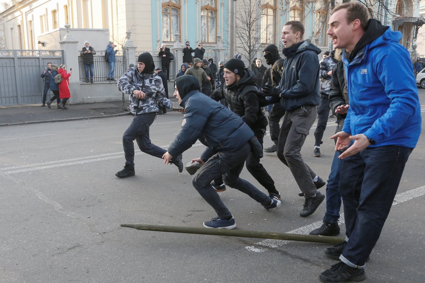 Į protestą Kijeve susirinko tūkstančiai dalyvių, tarp jų ir ūkininkai bei kariškiai nacionalistai.<br>„Scanpix“/„Reuters“ nuotr.