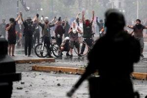 Protestai žmones skandina neviltyje: krizinė būsena apėmė visus