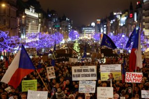 Čekijos sostinėje tūkstančiai žmonių reikalavo premjero A. Babišo atsistatydinimo