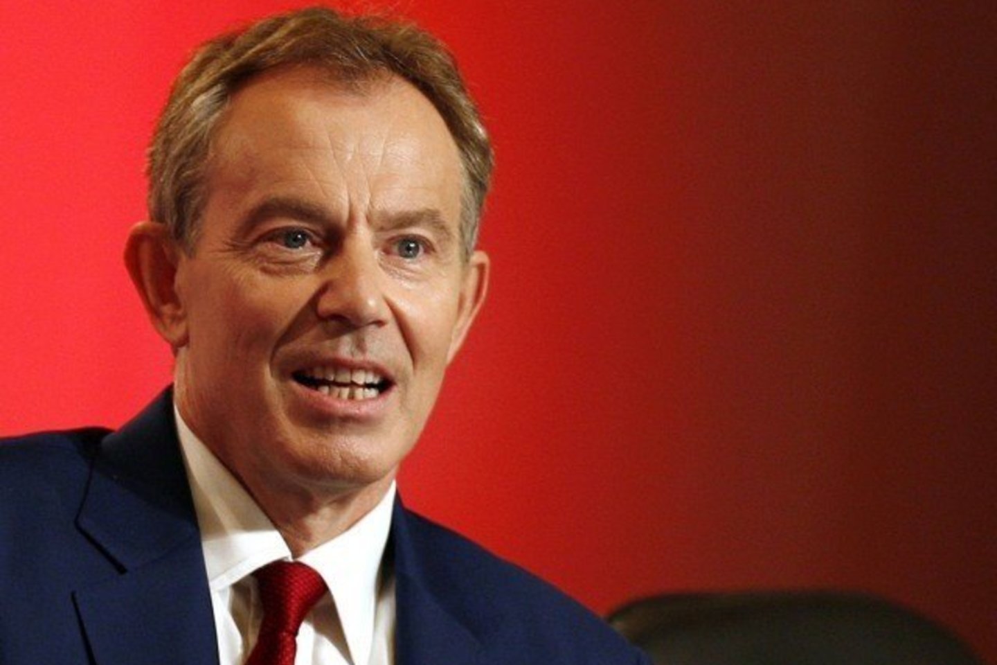 T. Blairas bandė plėtoti centristinę „naują leiboristų“ politiką ir ėmėsi aktyvaus vaidmens tarptautinėje arenoje, o tai ypač patiko britams ekonomikos augimo laikotarpiu. <br>"Reuters"