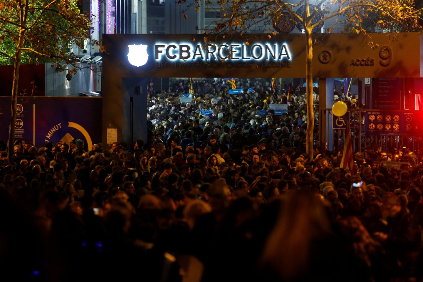  Šimtai protestuotojų trečiadienį blokavo eismą prie Barselonos „Camp Nou“ stadiono, futbolo klubams „Barcelona“ ir Madrido „Real“ ruošiantis sužaisti „El Clasico“ rungtynes.<br> Reuters/Scanpix nuotr.
