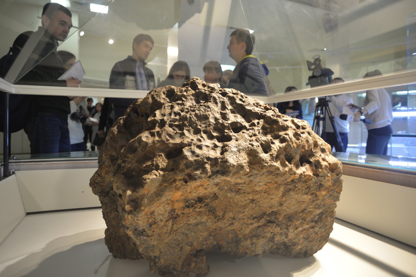  Pietų Uralo muziejuje saugomas 500 kg svorio meteorito fragmentas, sužvejotas ežere po kelių mėnesių nuo žymiojo 2013 m. sprogimo.<br> Reuters / Scanpix nuotr.